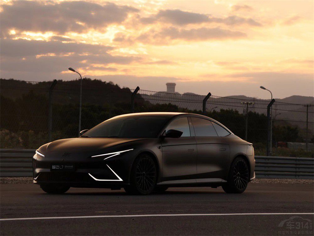 中期改款之間的對決!極氪001對比智己L7 中期改款之間的對決!極氪001對比智己L7