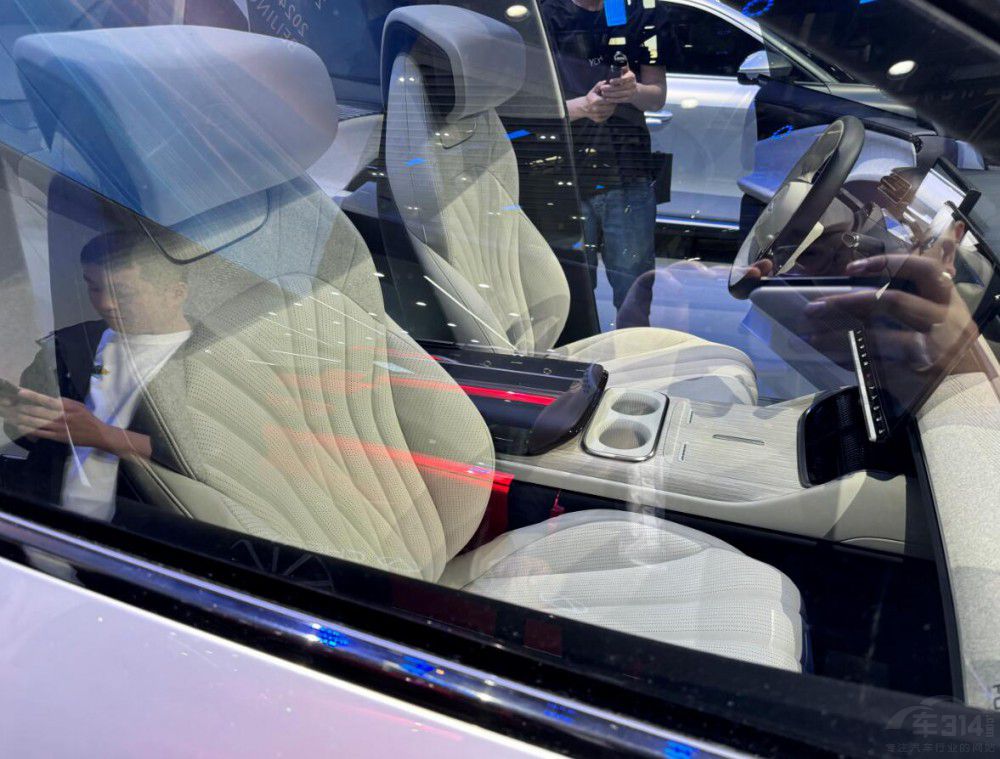 ����܇չ��ը�ѵ�SUV���������c̫����