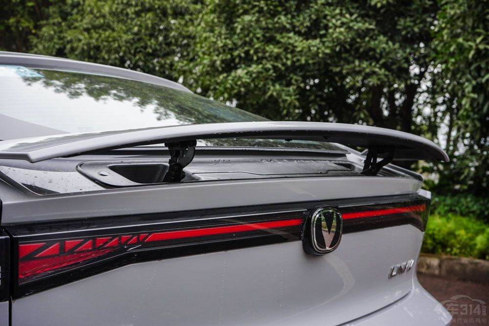 �o�����I��ô�x UNI-V��Ȼ�����ϵ�x��