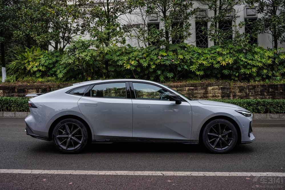 �o�����I��ô�x UNI-V��Ȼ�����ϵ�x��