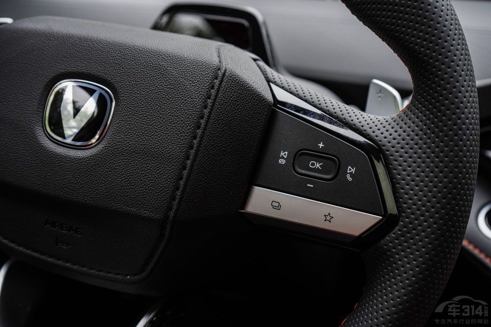 �o�����I��ô�x UNI-V��Ȼ�����ϵ�x��