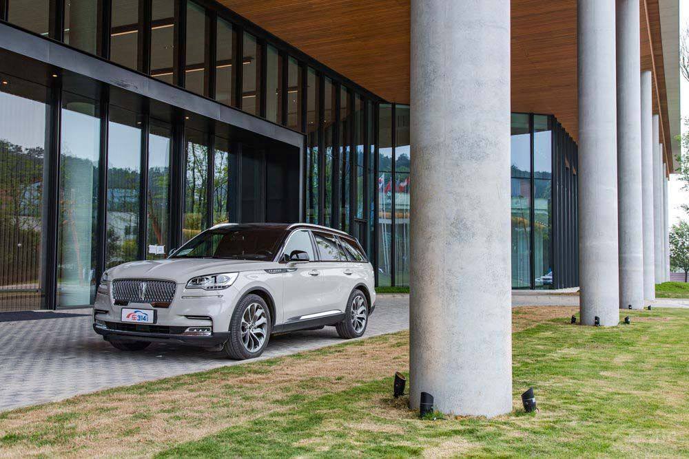 BBA����������������@�����д���SUV