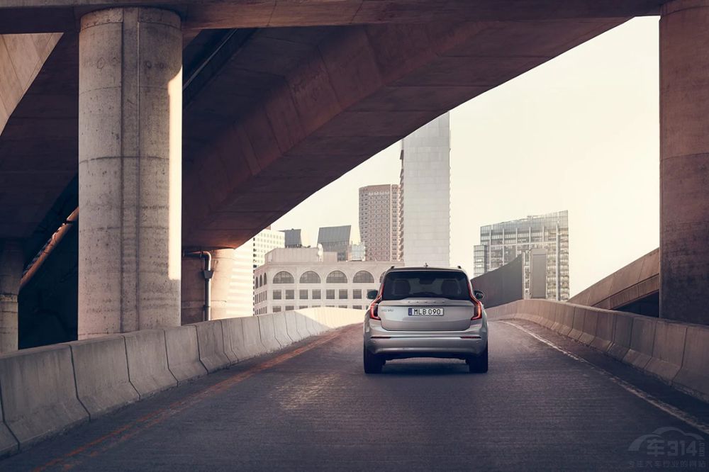 BBA����������������@�����д���SUV