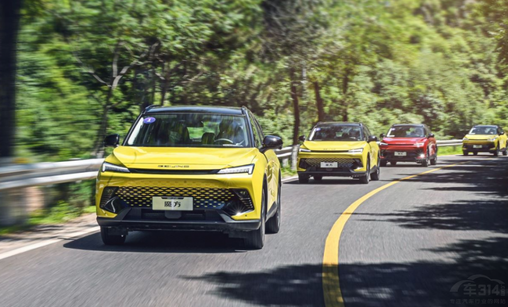 北汽魔方對比歐尚Z6 詮釋年輕出行潮流 北汽魔方對比歐尚Z6 詮釋年輕出行潮流