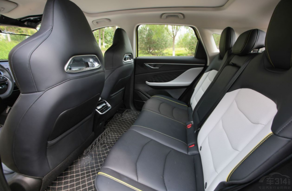 北汽魔方對比歐尚Z6 詮釋年輕出行潮流 北汽魔方對比歐尚Z6 詮釋年輕出行潮流