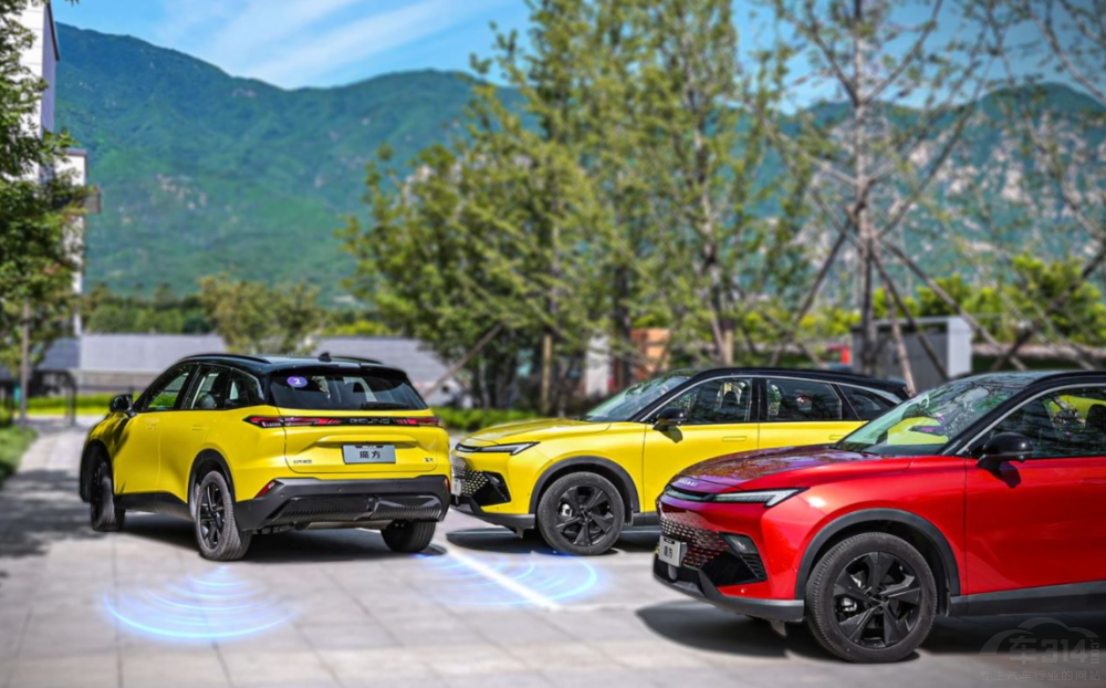 北汽魔方對比歐尚Z6 詮釋年輕出行潮流 北汽魔方對比歐尚Z6 詮釋年輕出行潮流