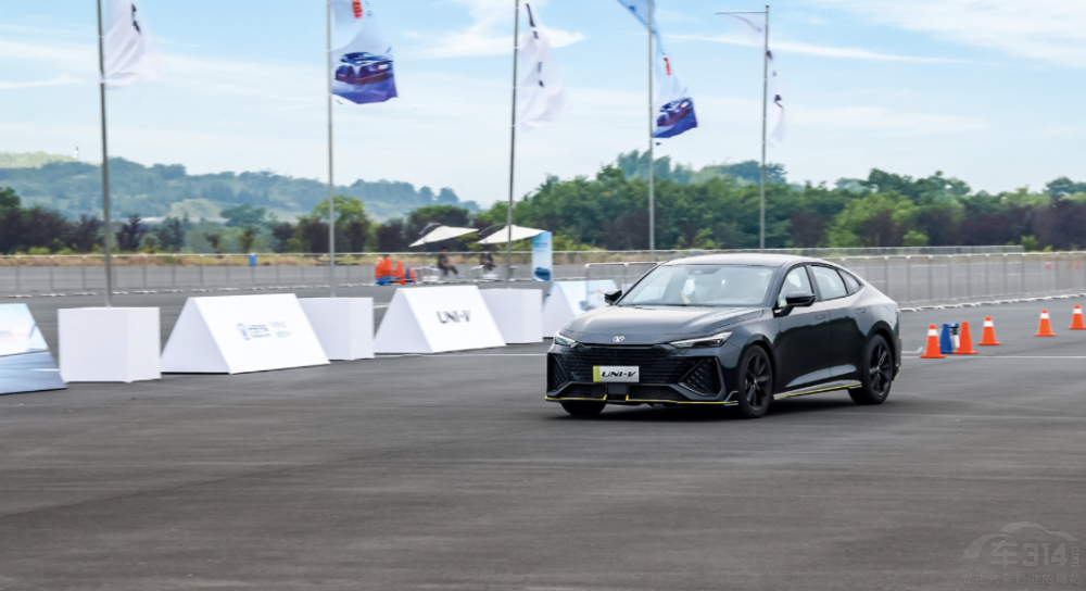 ��ȫ���ǡ������}�� ���x�L��UNI-VӲ�ˌ���