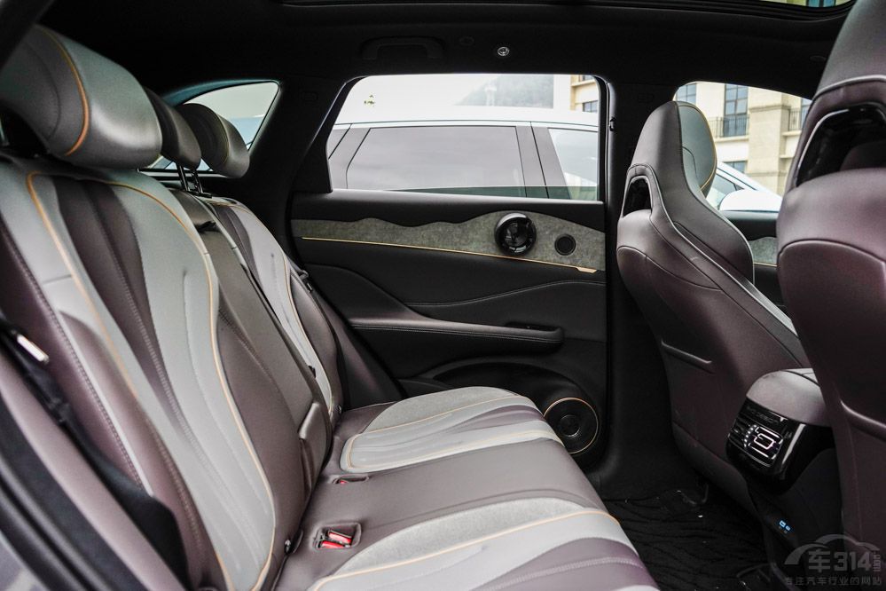 ��ض�ʮ���f �m�ϼ��õ�SUV ���_�֌���