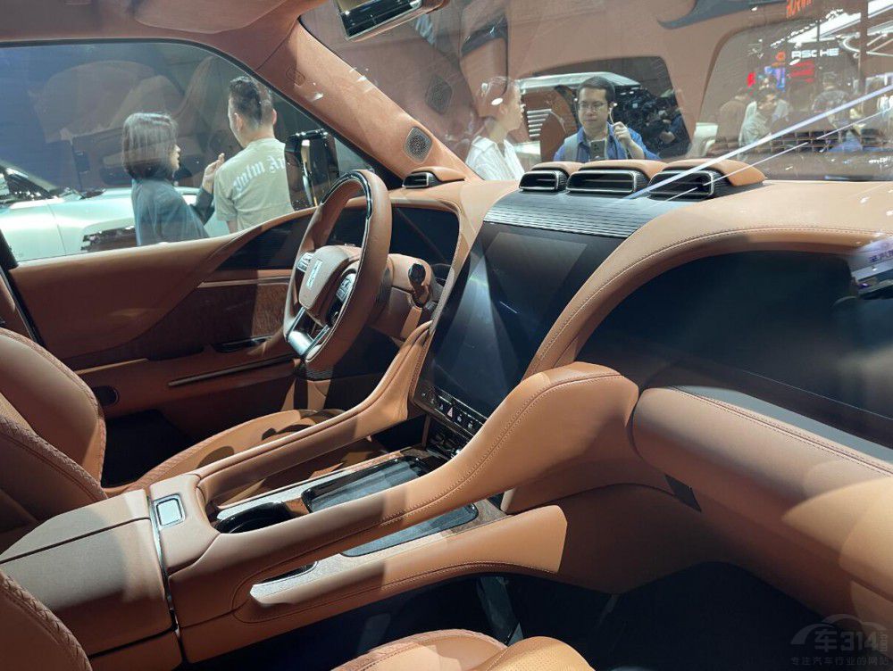 8�����Ҍ����еĎ׿�Ӳ��SUV  ��ϲ�g�l(shu��)��