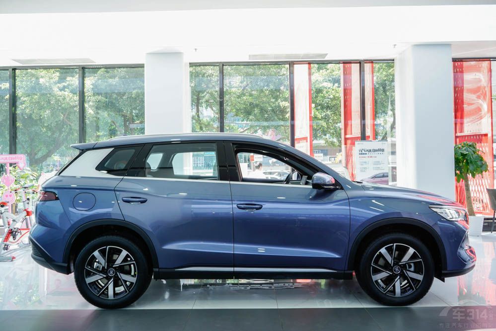 8���˚�����SUV ��һ����֪�����l����
