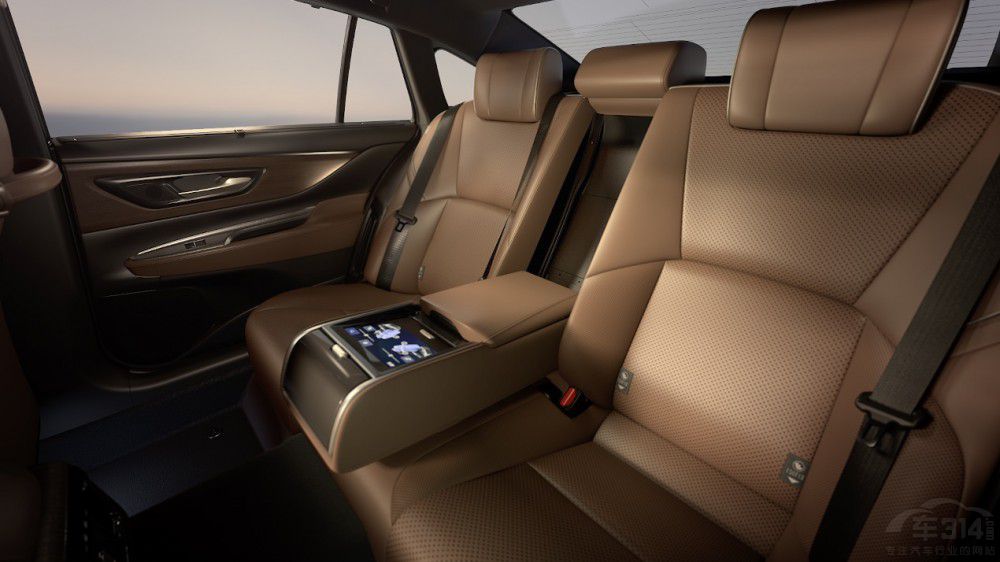 原裝進(jìn)口皇冠耀世而來 指導(dǎo)價(jià)29.9萬元起 原裝進(jìn)口皇冠耀世而來 指導(dǎo)價(jià)29.9萬元起