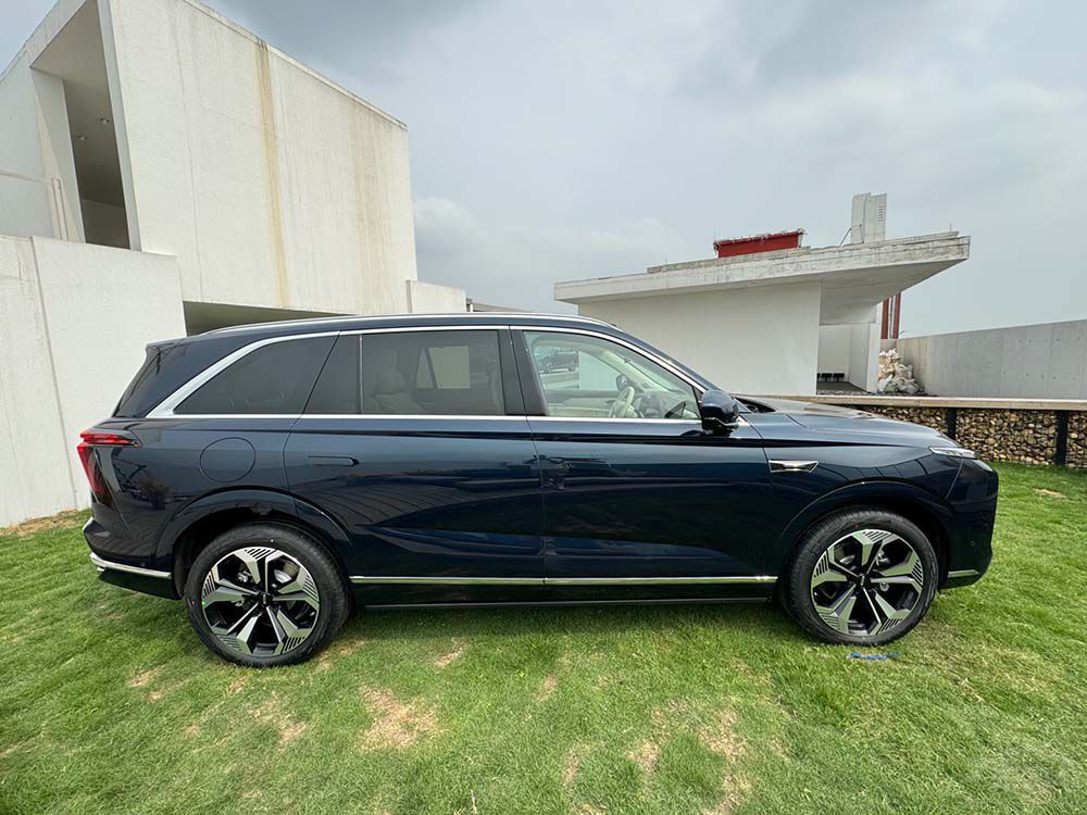 �A(y��)��20���f���I����SUV�����]�@������