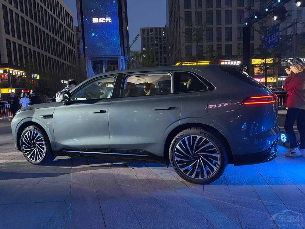 �P�c(di��n)���ڸߟ�ȵ�SUV܇��