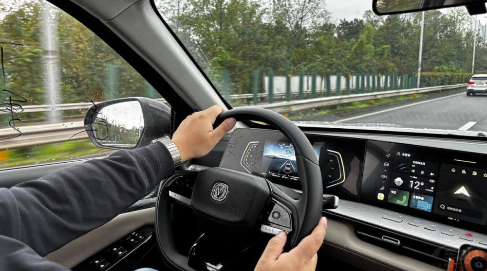 ���ͨ�����{����������һ���ǵ���SUV��