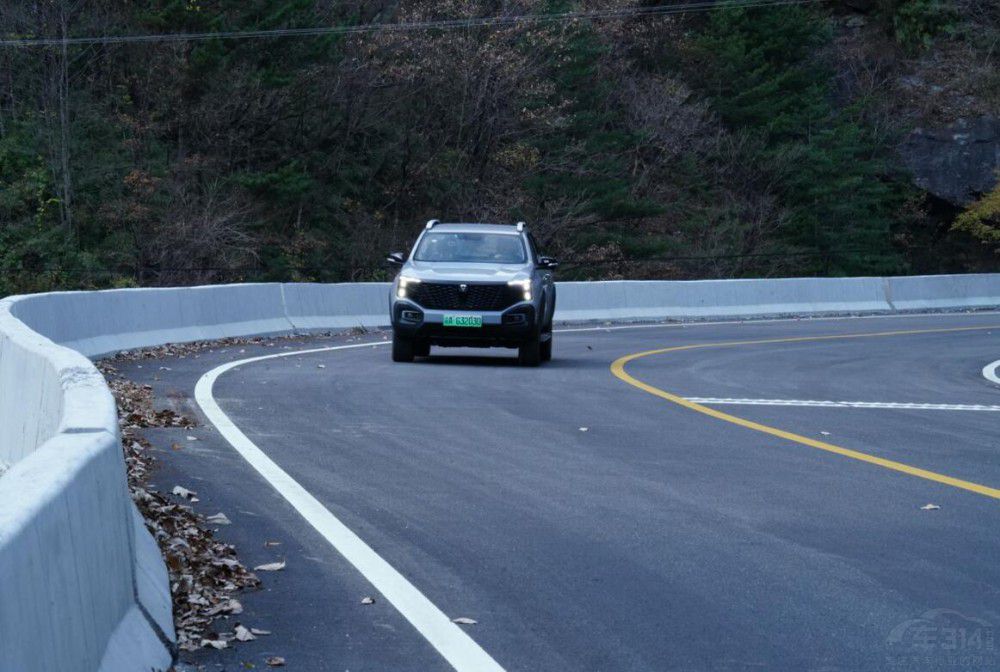 ���ͨ�����{����������һ���ǵ���SUV��