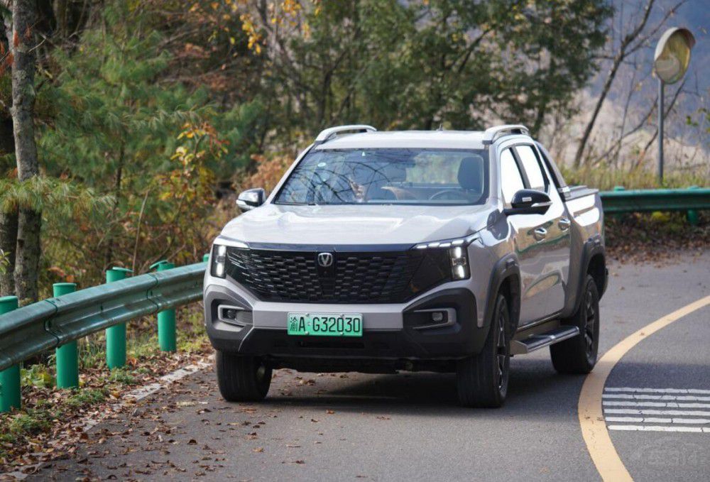 ���ͨ�����{����������һ���ǵ���SUV��