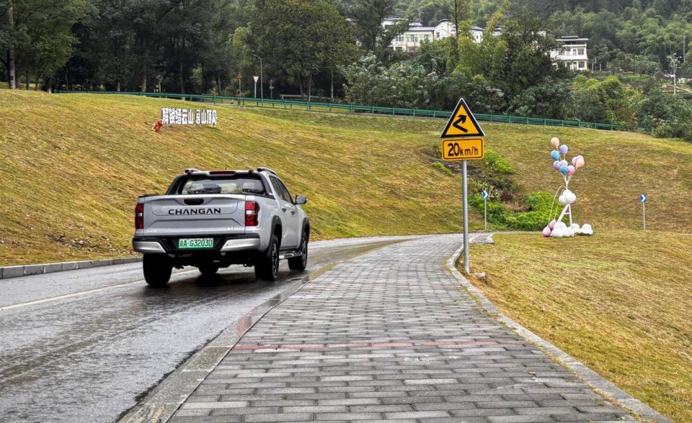 ���ͨ�����{����������һ���ǵ���SUV��