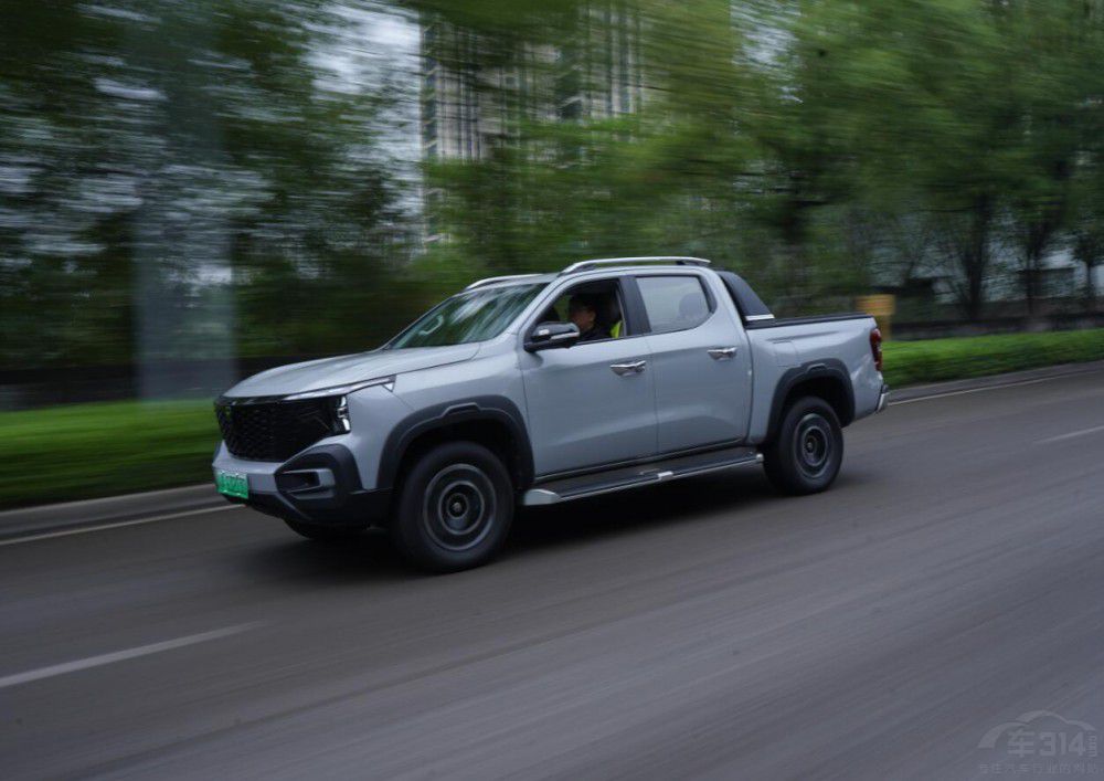 ���ͨ�����{����������һ���ǵ���SUV��