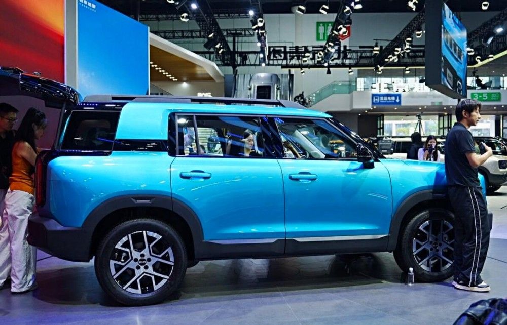 �ɶ�܇չ����ԃr�ȵ�SUV���A(y��)��15�f���