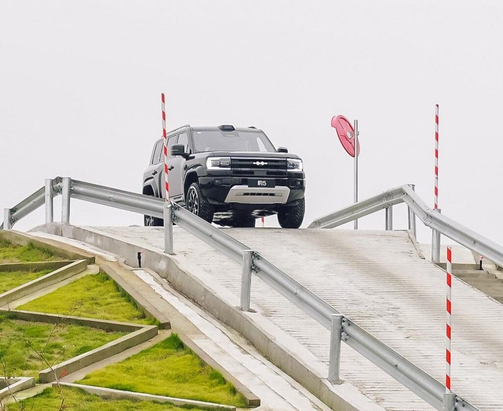 �����ٿ��l(w��i)ʿ�Ե����a(ch��n)ԽҰSUV��(sh��)�ݸ���(qi��ng)��