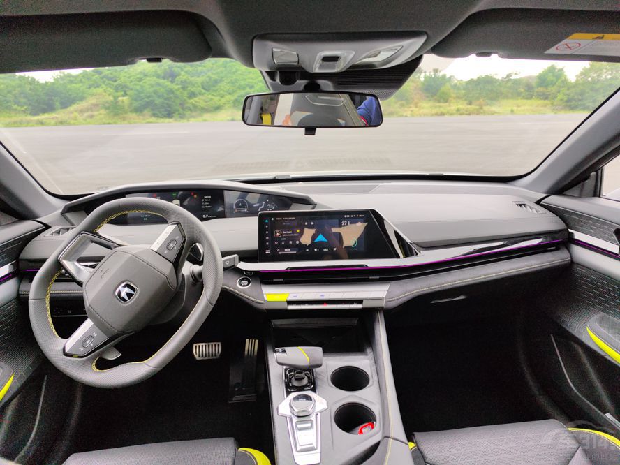 個個看點(diǎn)十足 盤點(diǎn)重慶車展五款重磅新車 個個看點(diǎn)十足 盤點(diǎn)重慶車展五款重磅新車