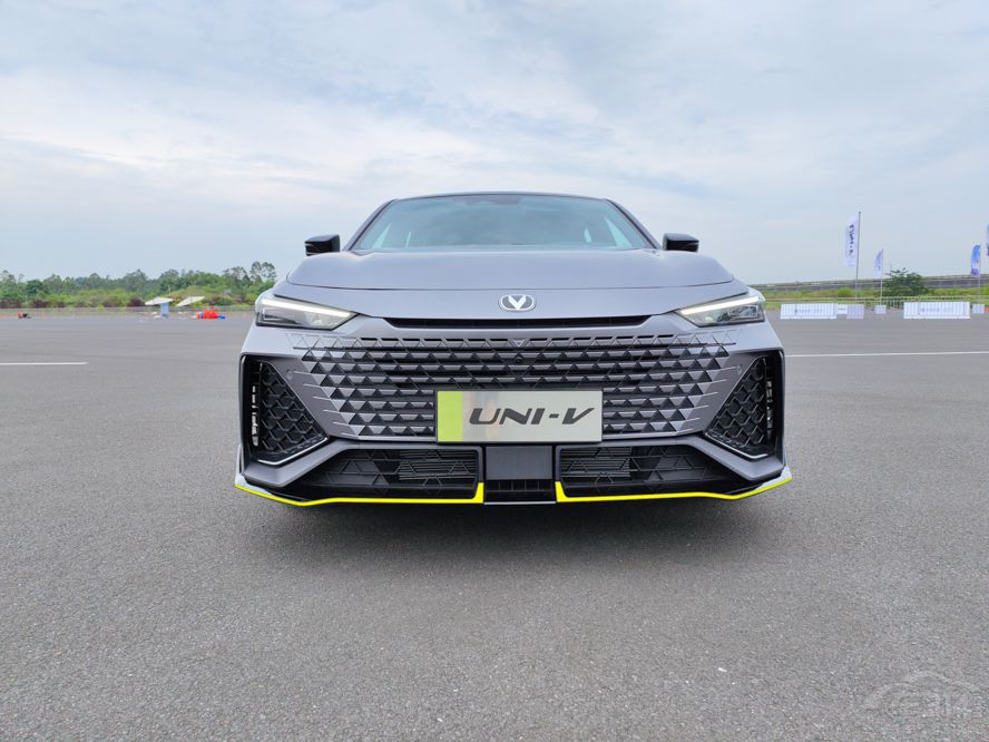 個個看點(diǎn)十足 盤點(diǎn)重慶車展五款重磅新車 個個看點(diǎn)十足 盤點(diǎn)重慶車展五款重磅新車