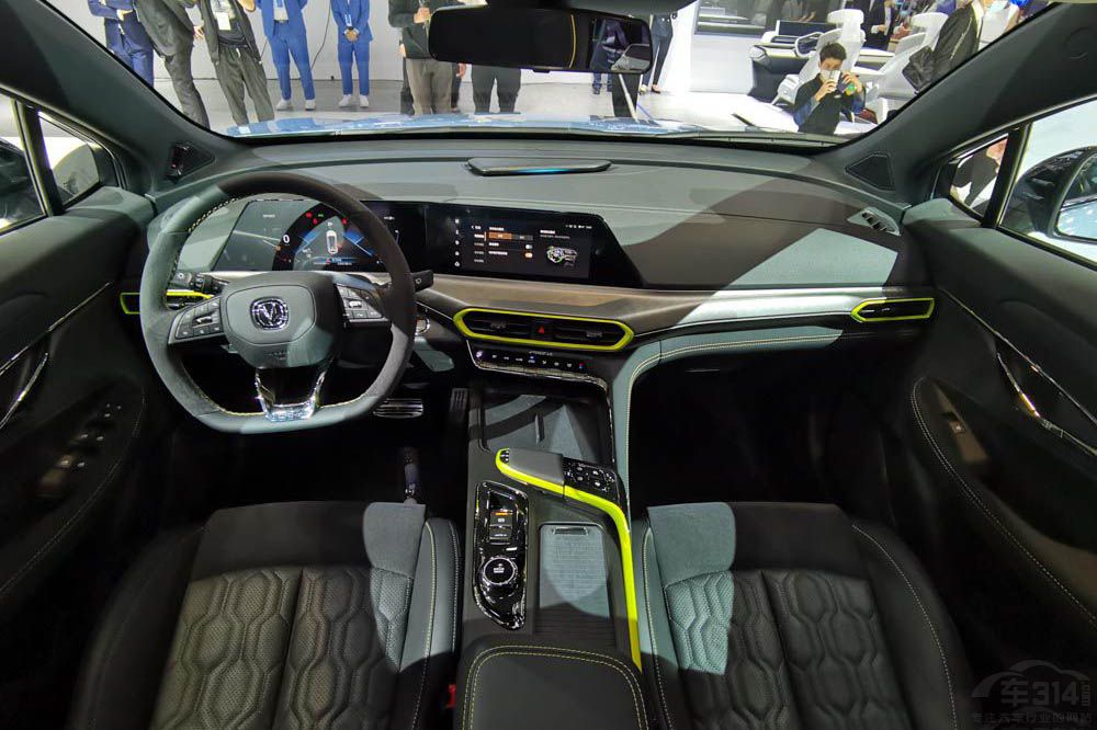 15�f�ԃ�(n��i)����SUV�P�c(di��n)��UNI-T����һ�I