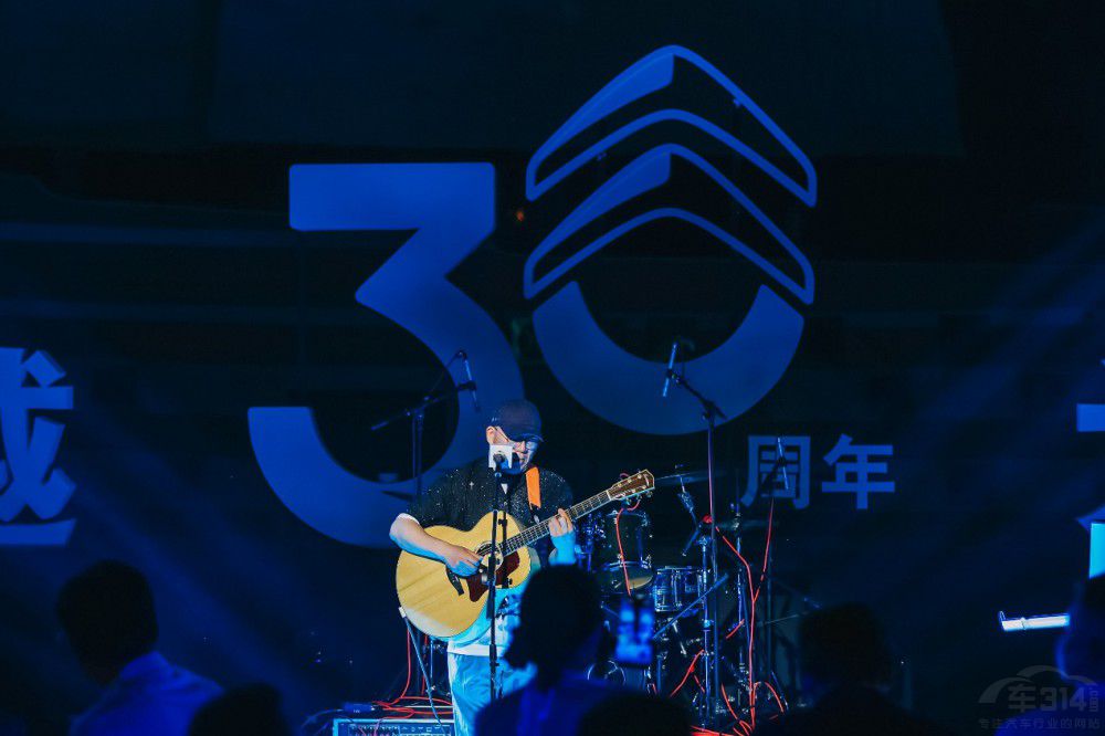 �|�L(f��ng)ѩ�F��30���꣺�Գ֡��Կ͑������ġ�