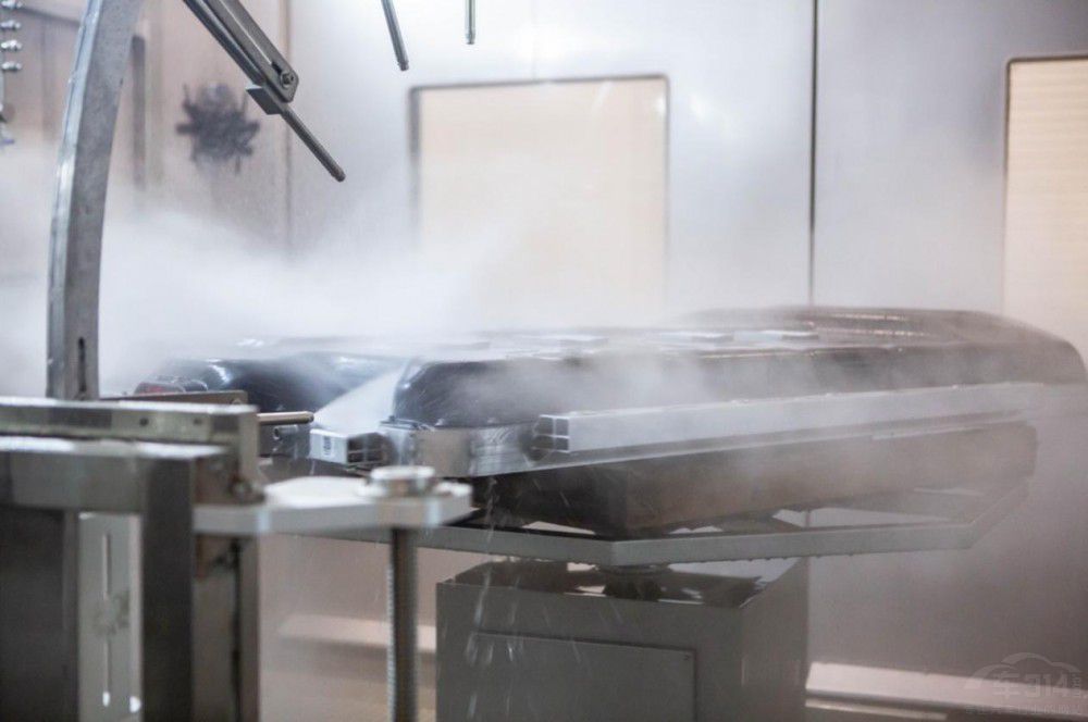 風(fēng)行雷霆上演國(guó)內(nèi)首次整車烈火穿行挑戰(zhàn) 風(fēng)行雷霆上演國(guó)內(nèi)首次整車烈火穿行挑戰(zhàn)