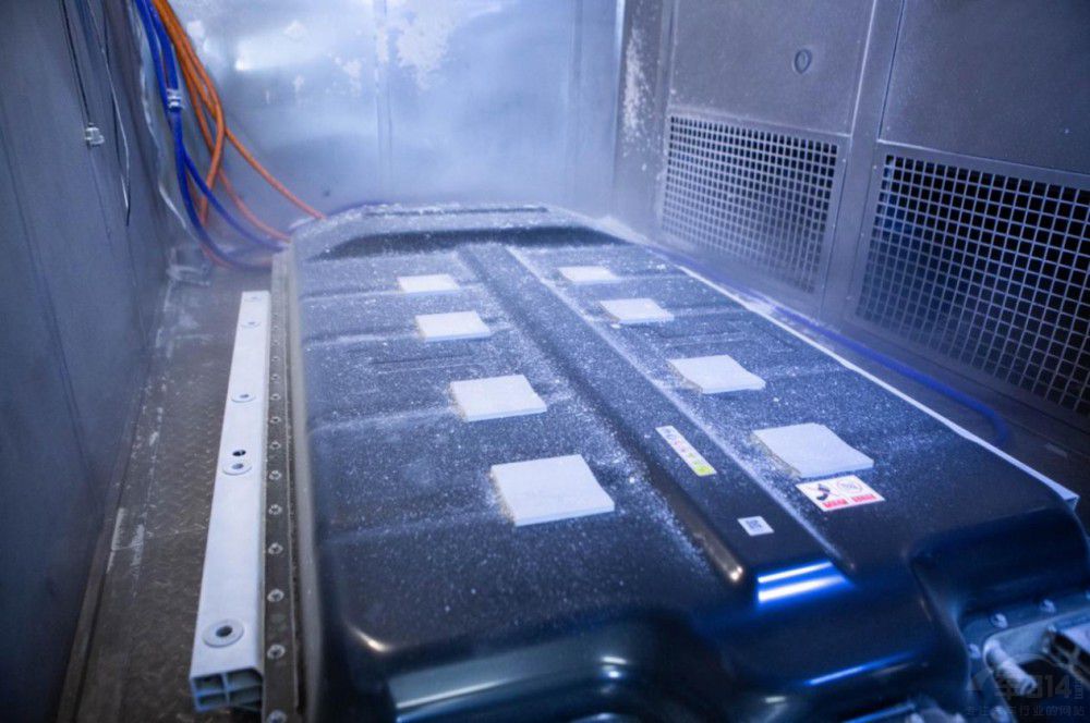 風(fēng)行雷霆上演國(guó)內(nèi)首次整車烈火穿行挑戰(zhàn) 風(fēng)行雷霆上演國(guó)內(nèi)首次整車烈火穿行挑戰(zhàn)