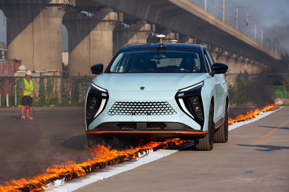 風(fēng)行雷霆上演國(guó)內(nèi)首次整車烈火穿行挑戰(zhàn) 風(fēng)行雷霆上演國(guó)內(nèi)首次整車烈火穿行挑戰(zhàn)