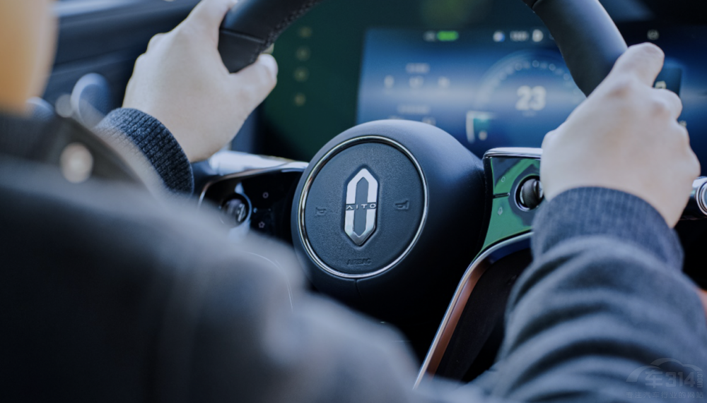 ���A��ŞSUV��(bi��o)�U ��(w��n)��M9Ʒ�b��(hu��)�A�M��Ļ