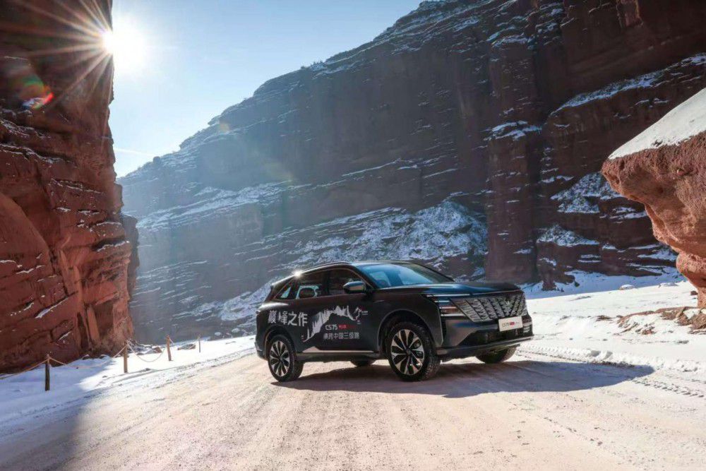 �L�����Ĵ� CS75 PLUS Ultra �ĄӁ��u����