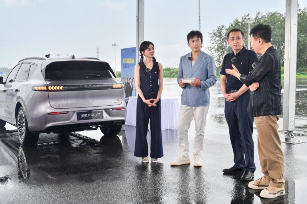 �߶�SUV�Ј�(ch��ng)׃�������DFREE+ 22.99�f��